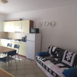 Angolo cottura e divano letto