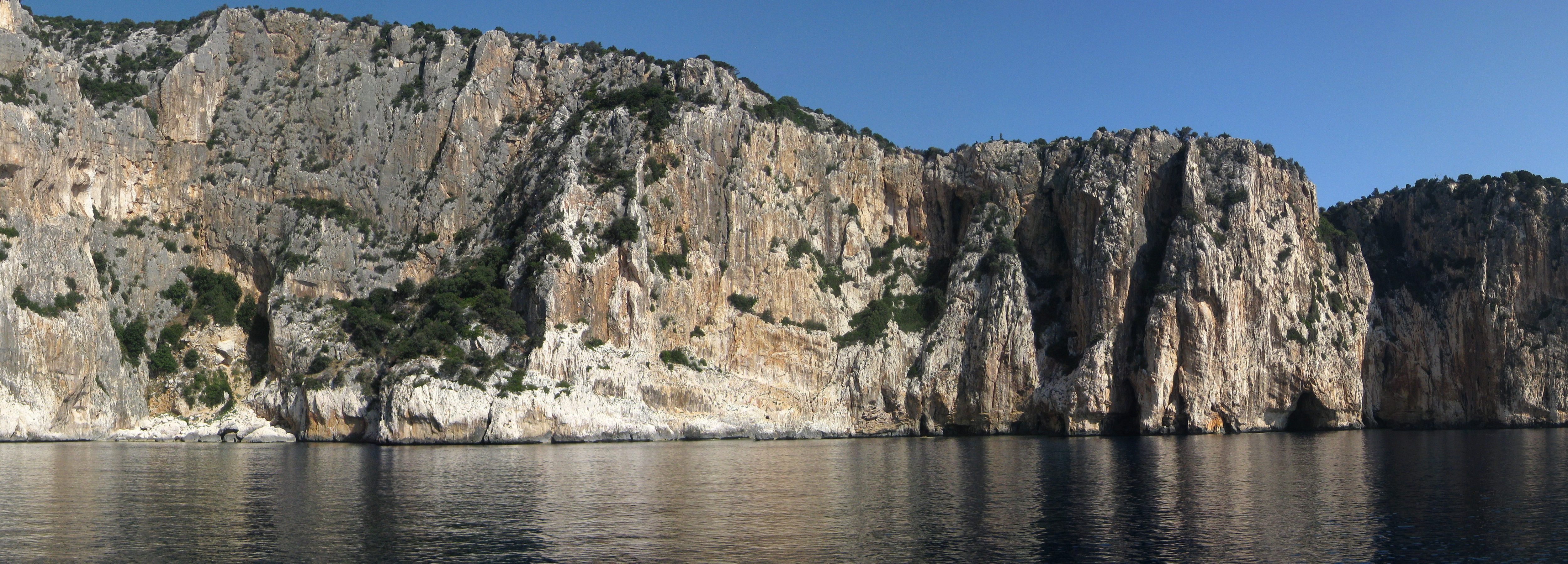 Stitched Panorama ASCII 5 images, Size: 8485 x 2131, FOV: 128.75 x 32.33, RMS: 3.65, Lens: Standard, Projection: Spherical, Color: LDR